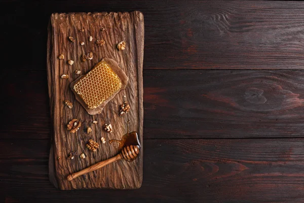 Miel sobre tabla de madera — Foto de Stock