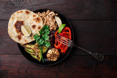 Domuz eti fajitas masada
