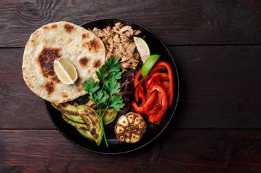 Domuz eti fajitas masada