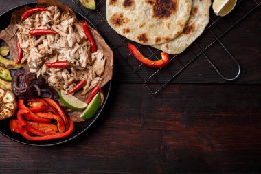 Domuz eti fajitas masada
