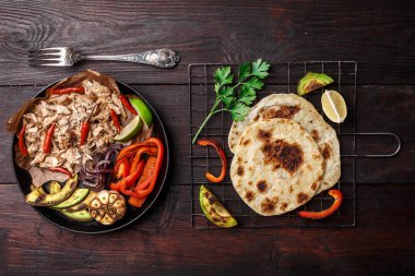 Domuz eti fajitas masada