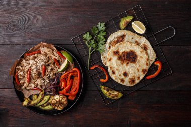Domuz eti fajitas masada