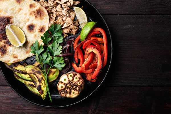 Varkensvlees fajitas op tafel — Stockfoto