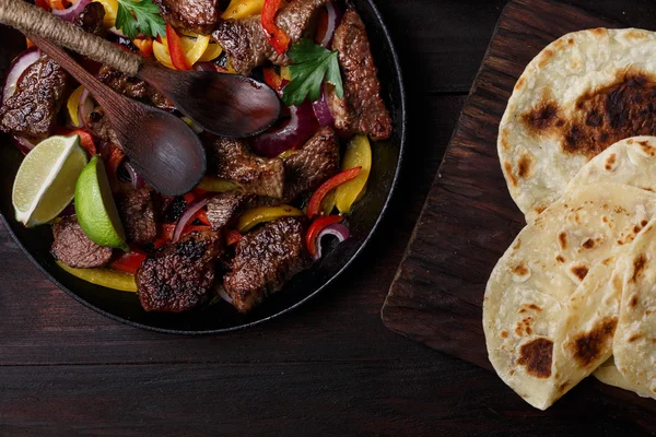 Fajitas de carne de bovino na mesa — Fotografia de Stock