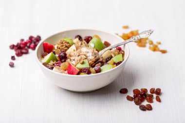 Kızılcık kuru üzüm elma tahıl