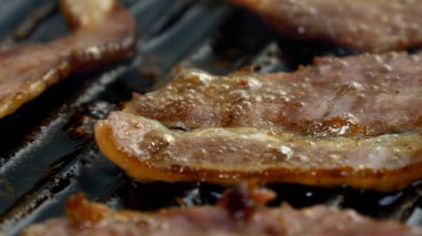 Demir ızgarada kızartılan domuz pastırması.