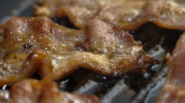 Demir ızgarada kızartılan domuz pastırması.