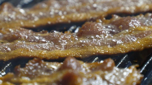 Demir ızgarada kızartılan domuz pastırması.