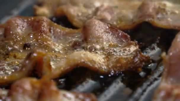 Närbild Bacon Stekning Gjutjärnsgrill — Stockvideo