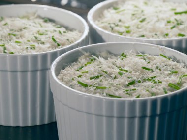 Baharatlı fırın, frenk soğanlı ranekin çöreği ve puf böreği hazır.