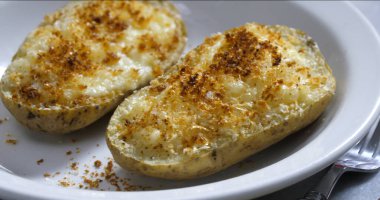 Krem peynirli fırında patates, yeşil soğan ve parmesan.