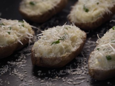 Fırın, krem peynirli fırında patates, yeşil soğan ve parmesan peyniri.