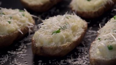 Krem peynirli fırında patates, yeşil soğan ve parmesan.