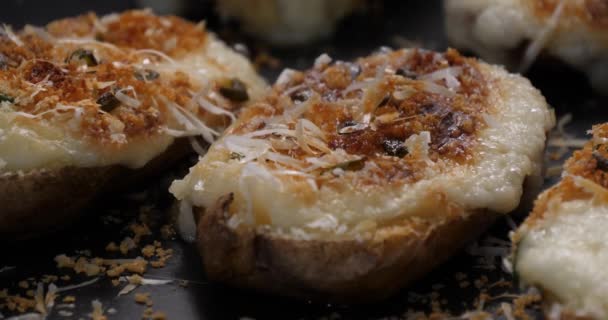 Patatas Rellenas Horno Con Queso Crema Cebolla Verde Parmesano — Vídeo de stock