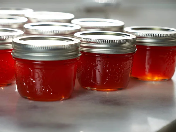 Kırmızı biberli jöle konservesi bitti. Dolu kavanozları güneş ışığında muhafaza ediyor.