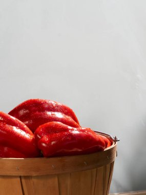 Bahçe güneşinde bir bankta tatlı kırmızı biber hasadı 