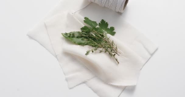 小风一种小风 吹过传统配料制成花束花椰菜香料混合物 包括月桂叶 可以用乳酪布包裹起来 — 图库视频影像