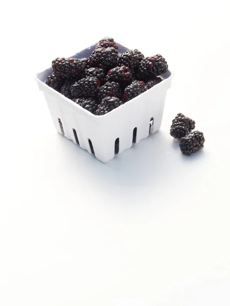 Small Basket Fresh Organic Blackberries White — Stock Photo, Image