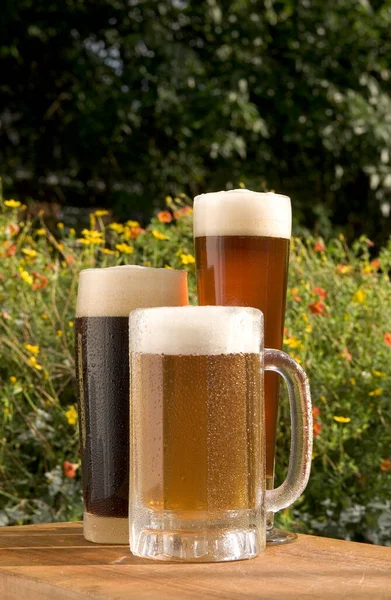 Тесный Снимок Трех Сортов Пива Светлое Пиво Янтарь Темный Толстый — стоковое фото