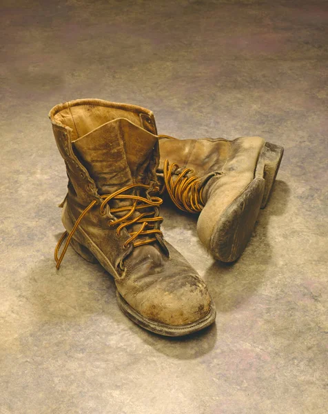 Eski kullanılmış çelik burunlu iş botları, yeni bağcıklar ve kopyalama alanı