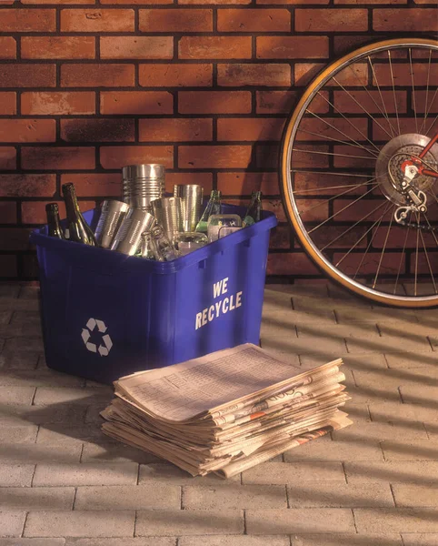 清晨时分 人们在户外的斑斑的阳光下 准备拿起回收罐 玻璃瓶 塑料容器和报纸 一辆自行车靠在砖墙上 — 图库照片
