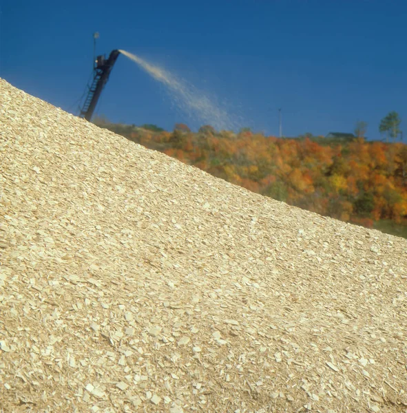 Tahta parçası üretimi, el değmemiş iplik, kağıt fabrikasında kağıt yapmak için açık hava yığınlarına karışmak..