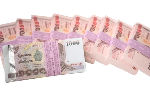 Yeni banknotlar 100 beyaz arka plan üzerinde izole Baht 100 paket önünde 1000 Baht 100 banknotlar sürüsü
