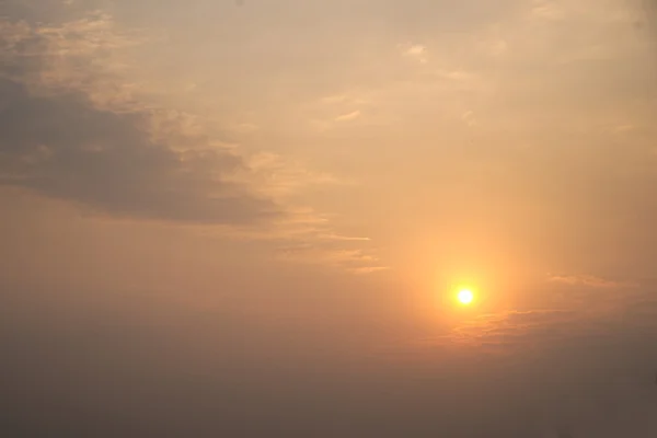 明るい小さな太陽と抽象的な瑠璃色な暖かい色空 — ストック写真