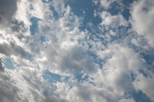 澄んだ青い空を背景に抽象的な忙しい白い雲 — ストック写真