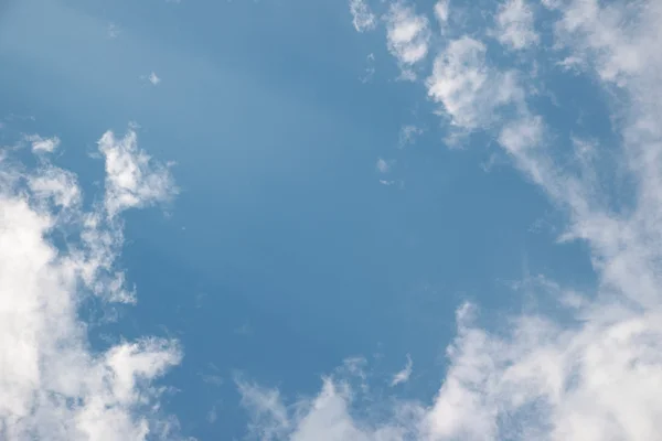 澄んだ青い空を背景に抽象的な忙しい白い雲 — ストック写真