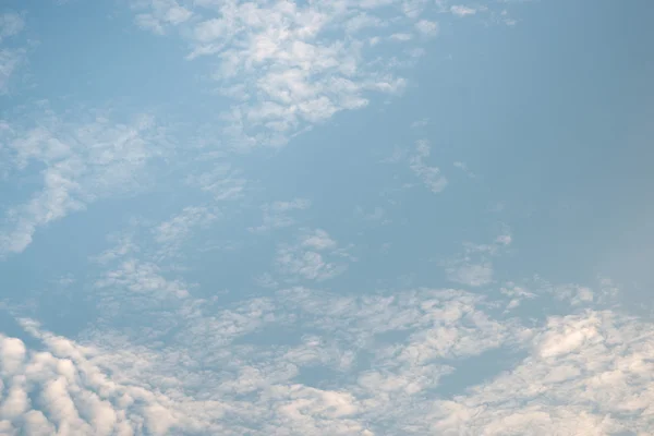 澄んだ青い空を背景に抽象的な忙しい白い雲 — ストック写真