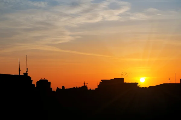 早朝オレンジ明るい背景でバンコク都市シルエット — ストック写真