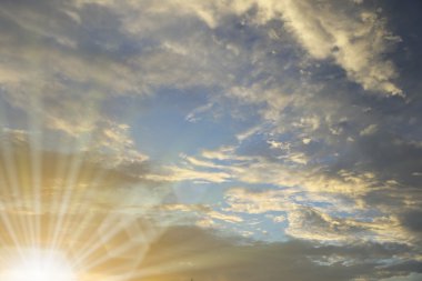 Sıcak renk bulutlu gökyüzü