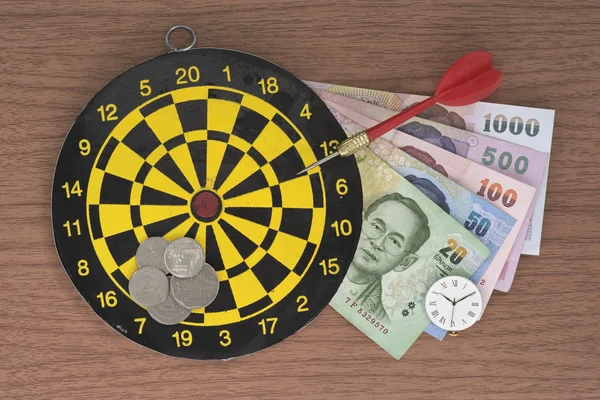 Dart, Zielscheibe, Uhr und Geld — Stockfoto