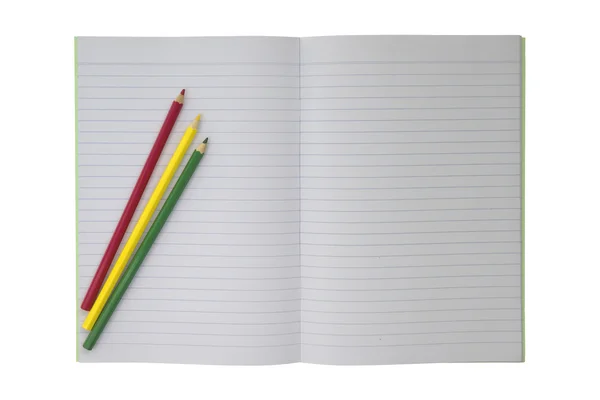 Aluno caderno vazio com conjunto de lápis colorido no topo — Fotografia de Stock
