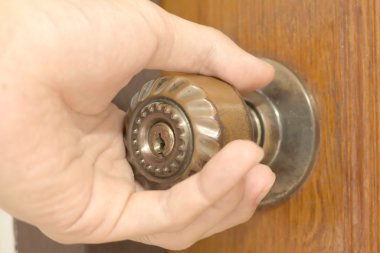 Erkek el eski bir kapı kolu açılış closeup