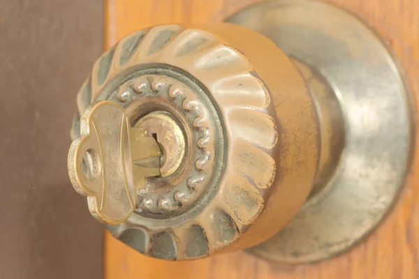 Gros plan de la clé à l'intérieur du trou de serrure sur la poignée de porte — Photo