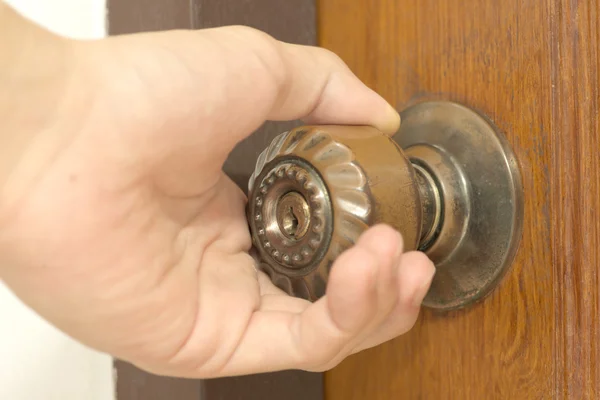 Primer plano de la mano masculina abriendo una vieja perilla de la puerta — Foto de Stock