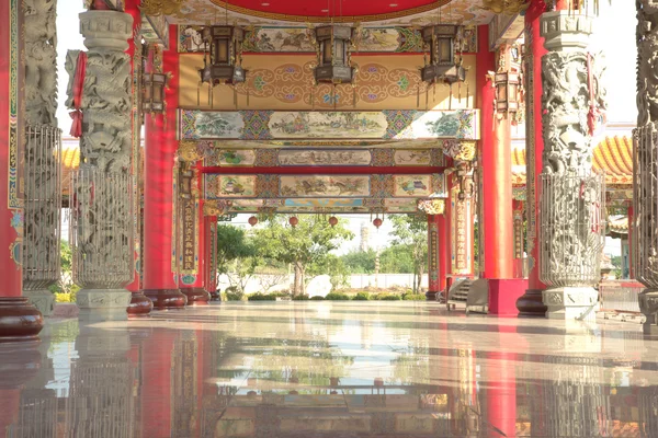 Tempio cinese a piedi modo per giardino all'aperto — Foto Stock