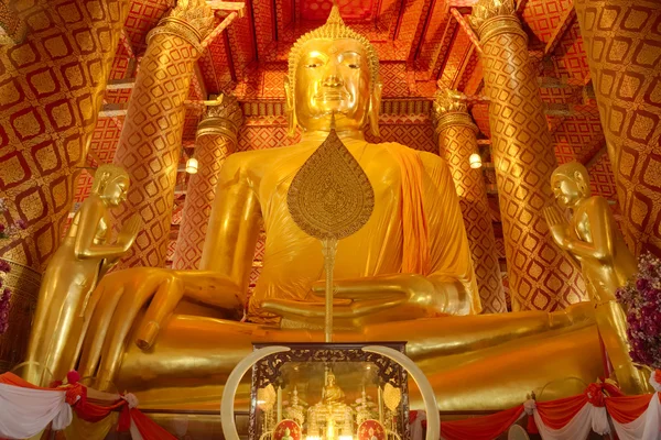 Gran imagen de Buda en el templo de Wat Phanan Choeng — Foto de Stock