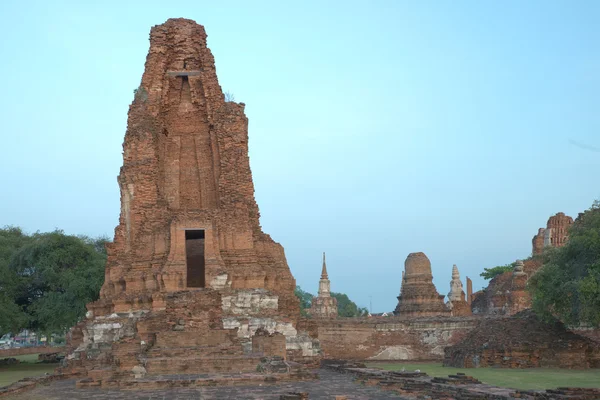 Slant ancient ruin pagoda from orange brick in Ayutthaya province — Stock Photo, Image