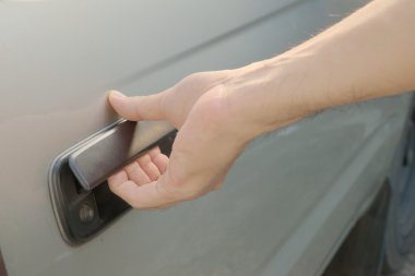 Erkek el araba çekerek kapıdan dışarı siyah plastik kapı kolu açma