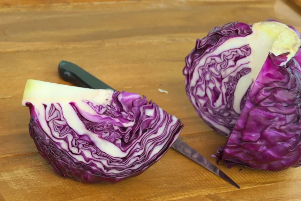 Çeyrek bölümü ahşap arka plan üzerinde mor yuvarlak lahana