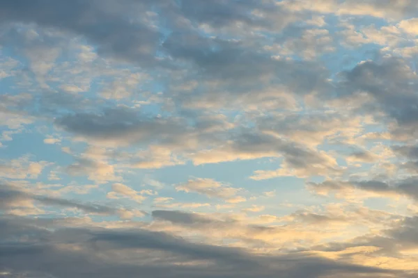 早朝のバック グラウンドで抽象的な赤曇り空 — ストック写真