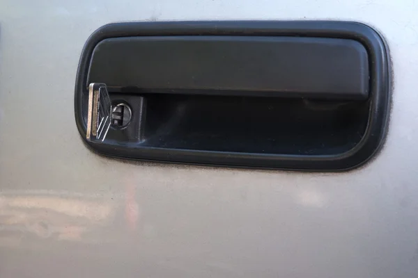 Mango de puerta de coche usado viejo con llave de plata en agujero de la llave —  Fotos de Stock