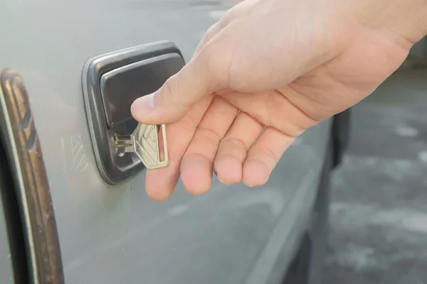 Maschio mano sbloccare vecchia porta auto usate utilizzando la chiave d'argento — Foto Stock