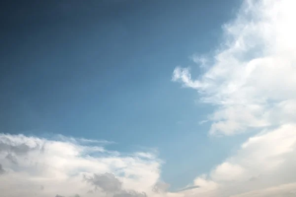抽象的白色云的蓝色 sk 背景 — 图库照片