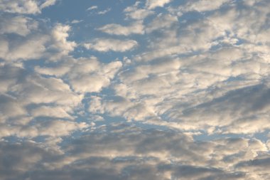 Mavi gökyüzü arka plan üzerinde soyut sarı bulut