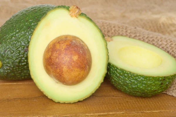 Ahşap masa üstünde avokado kesit