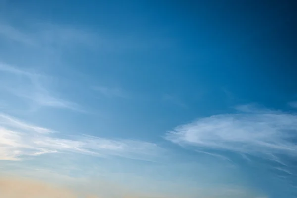 Abstrato nuvem branca sobre fundo céu azul — Fotografia de Stock